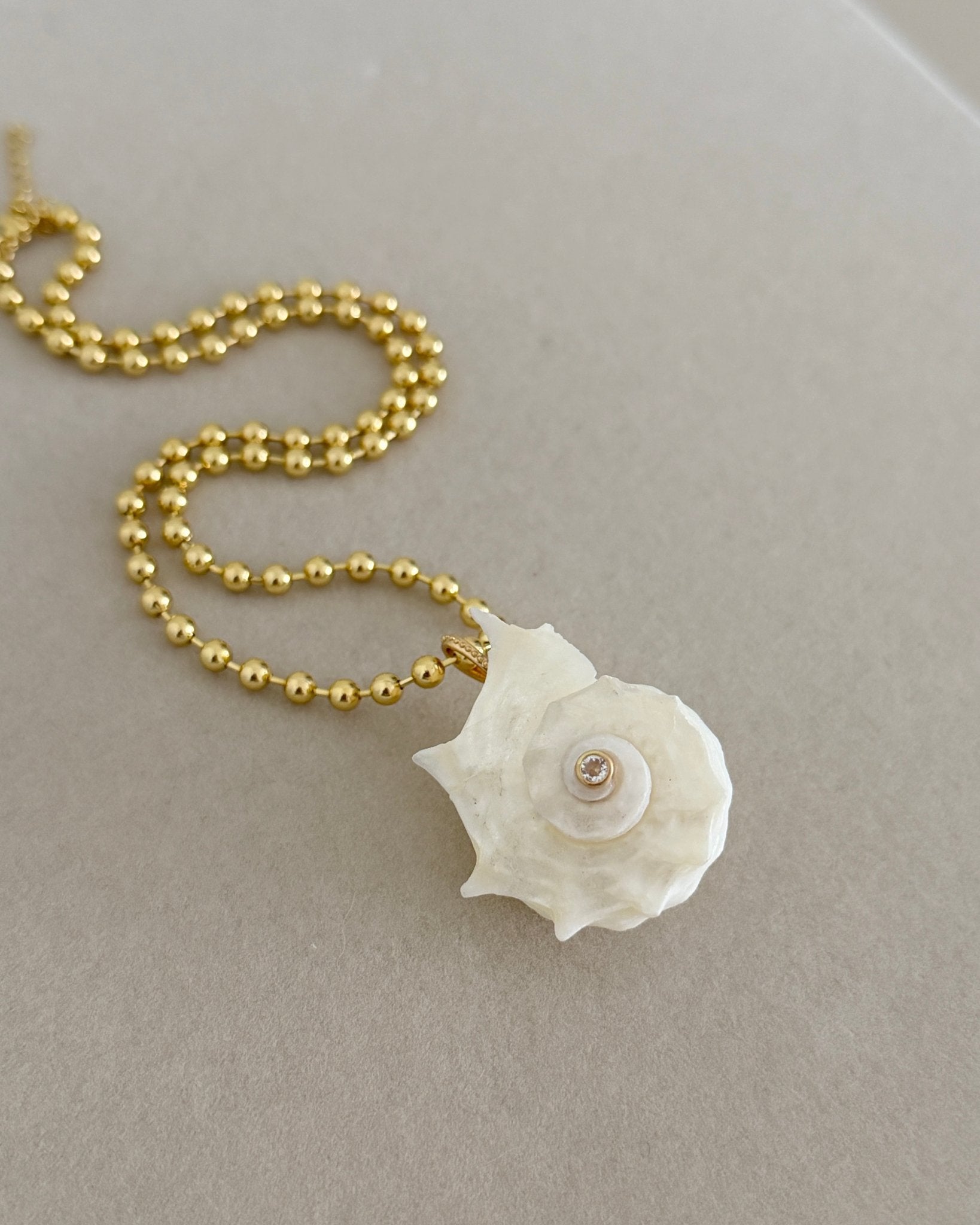 Seashell Pearl Necklace - Necklaces | LimaLimón Store - 5
