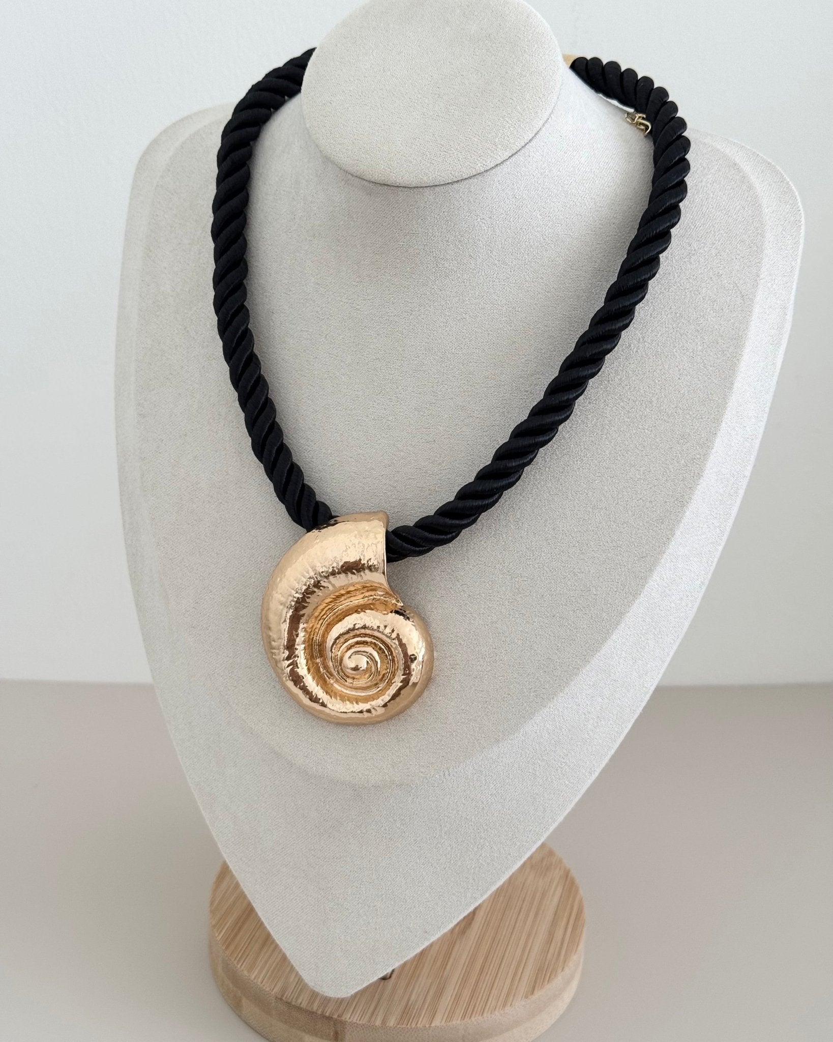Shell Cord Necklace - LimaLimón Store