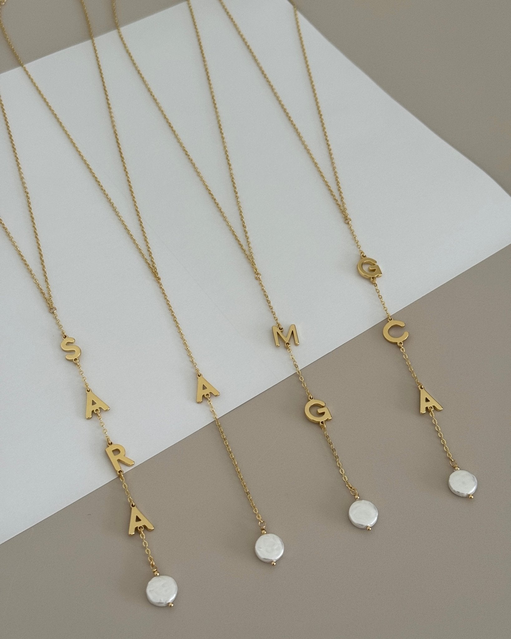 Vertical Initial Necklace with Pearl Accent – Customizable - Collares | LimaLimón Store - 1