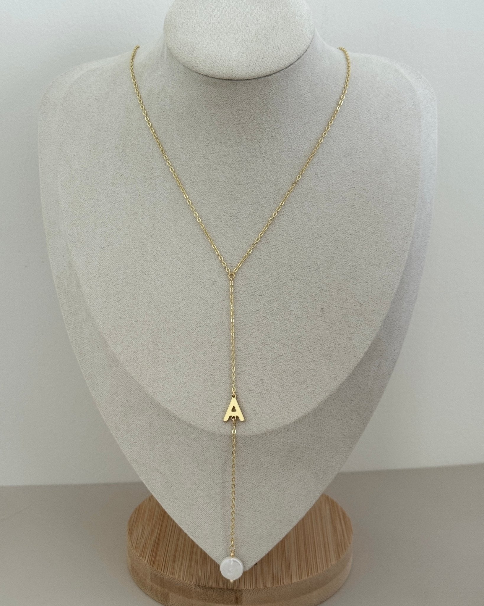 Vertical Initial Necklace with Pearl Accent – Customizable - Collares | LimaLimón Store - 2