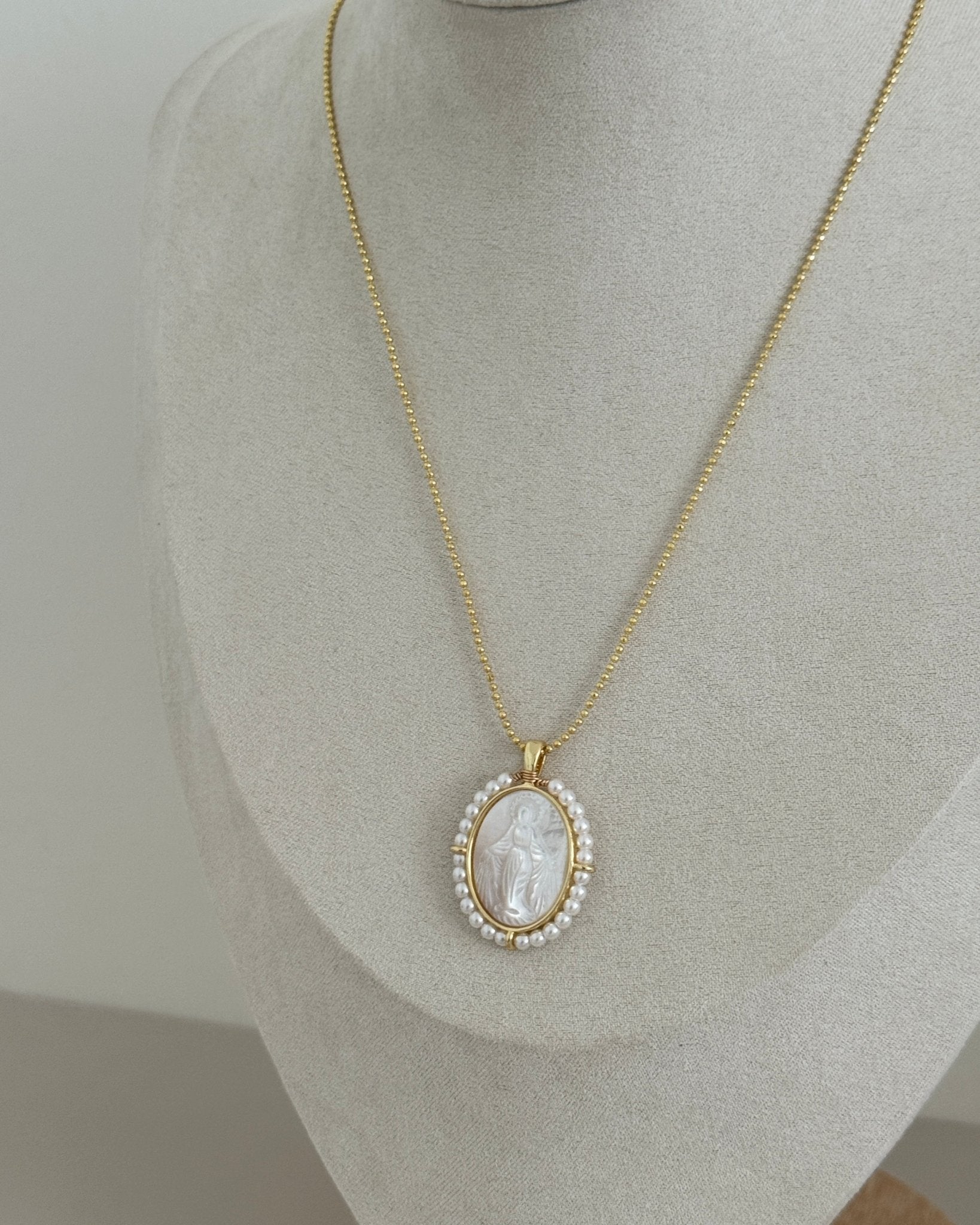 Virgin Mary Medallion Necklace - Necklaces | LimaLimón Store - 3