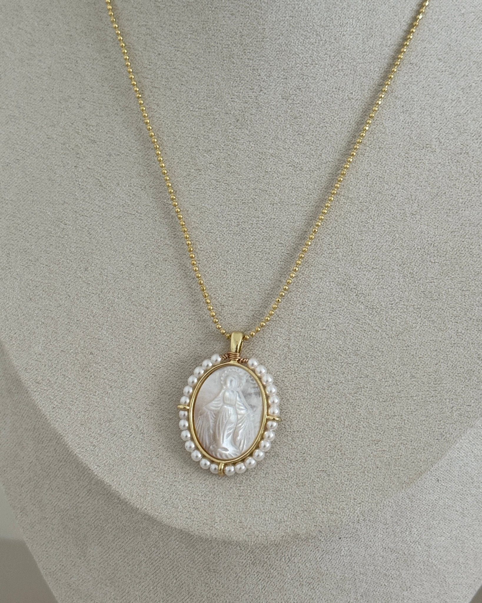 Virgin Mary Medallion Necklace - Necklaces | LimaLimón Store - 4