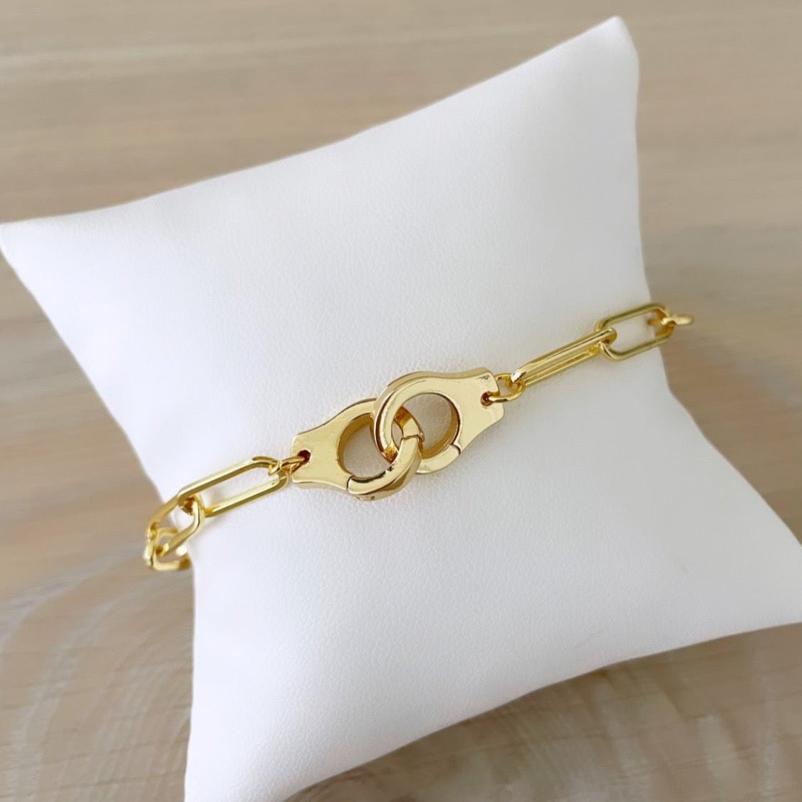 Cuff Gold Bracelet - Ropa y accesorios | LimaLimón Store - 1